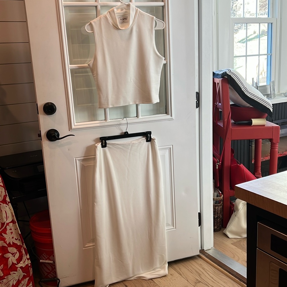 Kapri set size Large! Sleeveless top and long skirt off white!